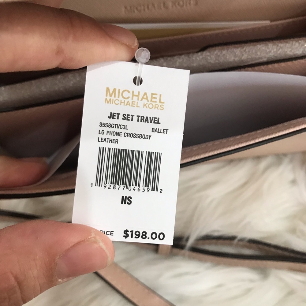 Michael Kors Large Phone Crossbody 🥰 - Picture 6 of 10